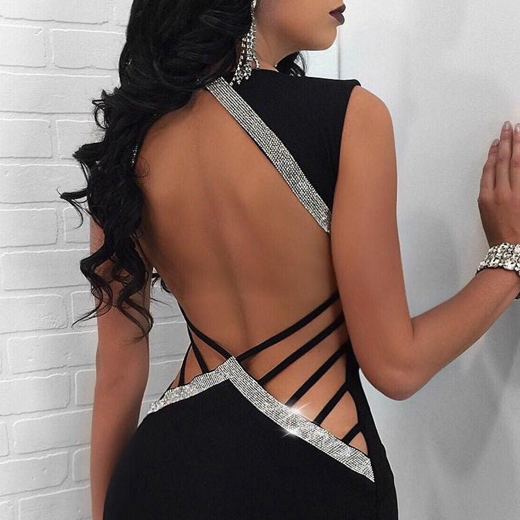 Elégante robe courte moulante col v plongeant dos nu contour strass