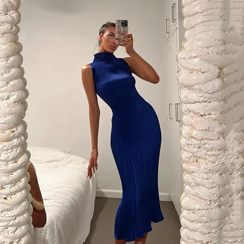 Robe col haut mi-longue jupe plissée sans manches