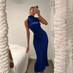 Robe col haut mi-longue jupe plissée sans manches