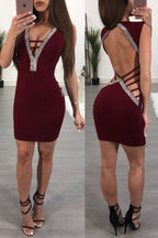 Elégante robe courte moulante col v plongeant dos nu contour strass - Chic&Shines