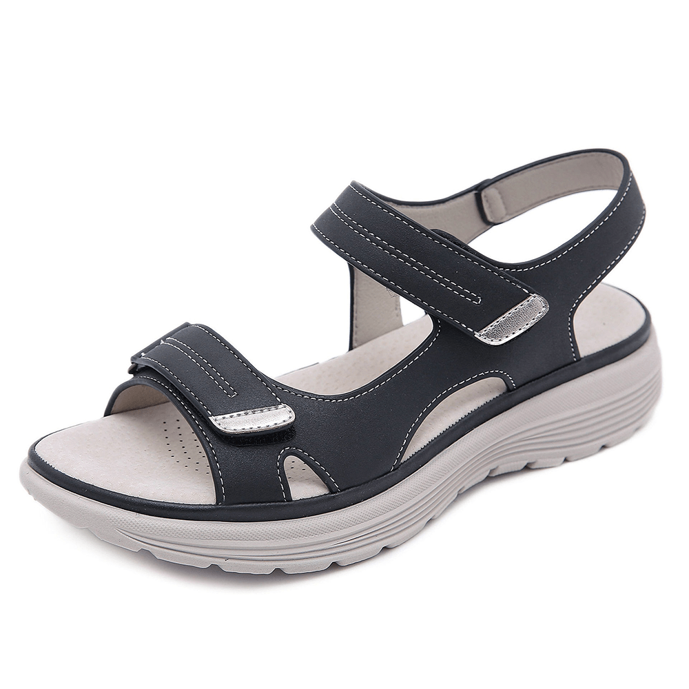 Sandale noire en cuir pour femme avec semelle épaisse antidérapante, fermeture velcro, design confortable et moderne, idéale pour l'été.