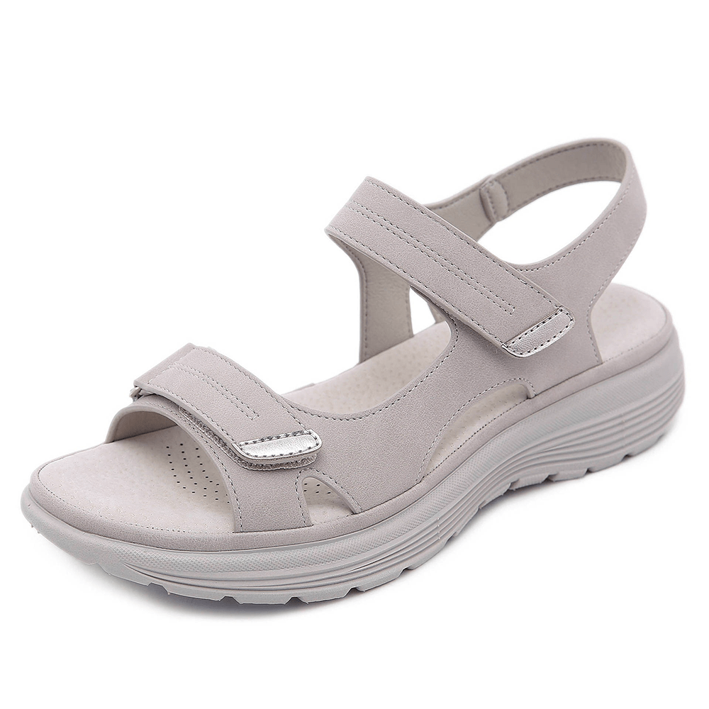 Sandale femme grise avec semelle épaisse, deux brides velcro, design confortable et moderne, idéale pour l'été et les longues marches.