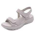 Sandale femme grise avec semelle épaisse, deux brides velcro, design confortable et moderne, idéale pour l'été et les longues marches.