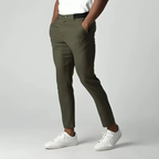 Pantalon chino vert olive pour homme, coupe ajustée, poches latérales, porté avec des baskets blanches et un t-shirt blanc. Mode masculine élégante.