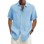 Chemise homme bleu clair en lin, manches courtes, col classique, poche poitrine, style décontracté estival, idéale pour la mode masculine tendance.