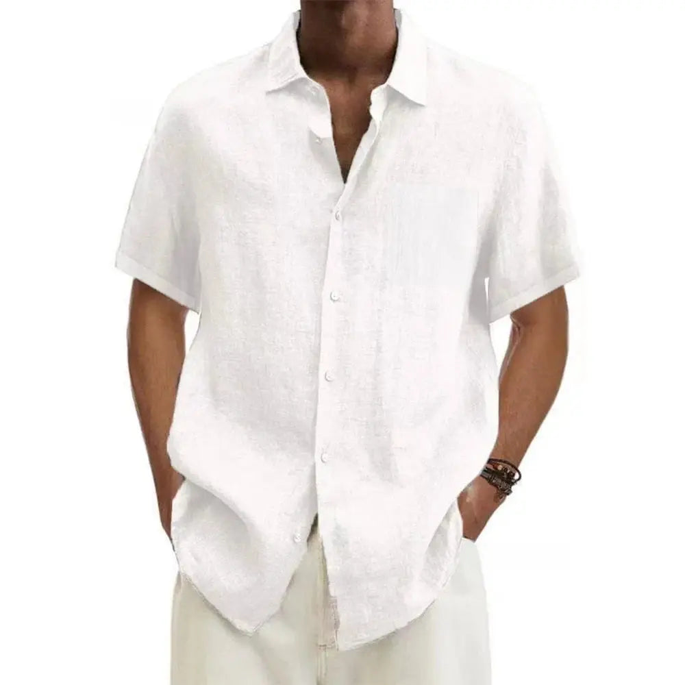 Homme portant une chemise en lin blanc à manches courtes, style décontracté, idéale pour l'été. Mode masculine élégante et tendance.