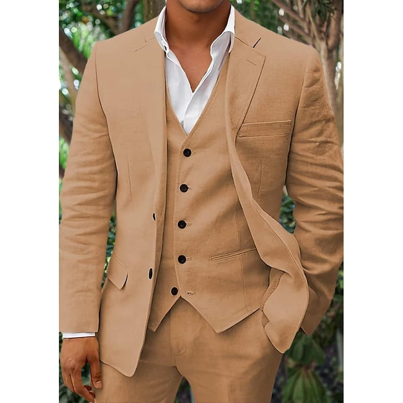 Costume homme beige élégant, trois pièces, avec chemise blanche. Mode masculine chic, tenue formelle, style moderne.