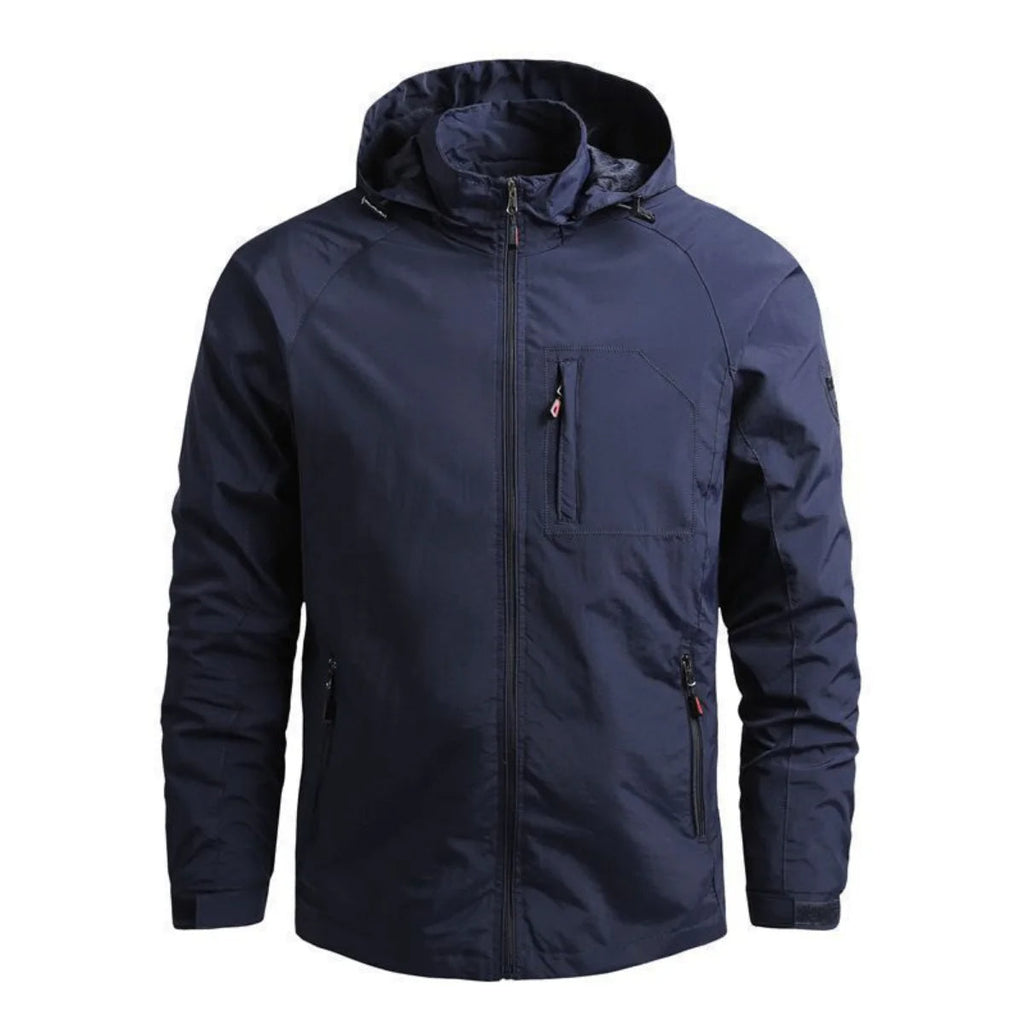 Veste imperméable homme bleu marine avec capuche, fermeture éclair, poches zippées. Idéale pour activités extérieures, mode automne-hiver.