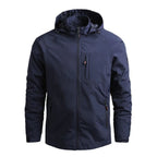 Veste imperméable homme bleu marine avec capuche, fermeture éclair, poches zippées. Idéale pour activités extérieures, mode automne-hiver.