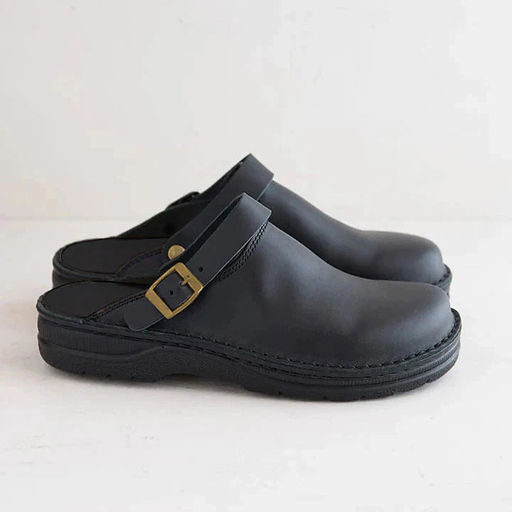 Sabots en cuir noir avec bride réglable et boucle dorée, design moderne et confortable, parfaits pour un style décontracté et élégant.