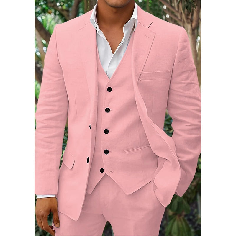 Costume homme rose élégant avec gilet et chemise blanche, boutons noirs, style moderne, mode masculine, tenue formelle, extérieur verdoyant.