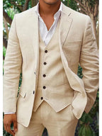 Costume beige en lin pour homme, élégant et moderne, avec gilet assorti et chemise blanche. Idéal pour mariage ou événement formel en été.
