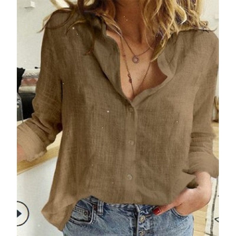 Femme portant une chemise en lin marron, manches retroussées, avec un collier pendentif, associée à un jean bleu. Mode décontractée chic.