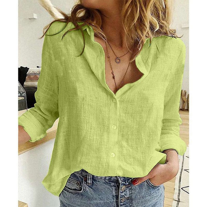 Femme portant une chemise en lin vert clair, manches retroussées, col ouvert, associée à un jean décontracté, style mode décontractée.