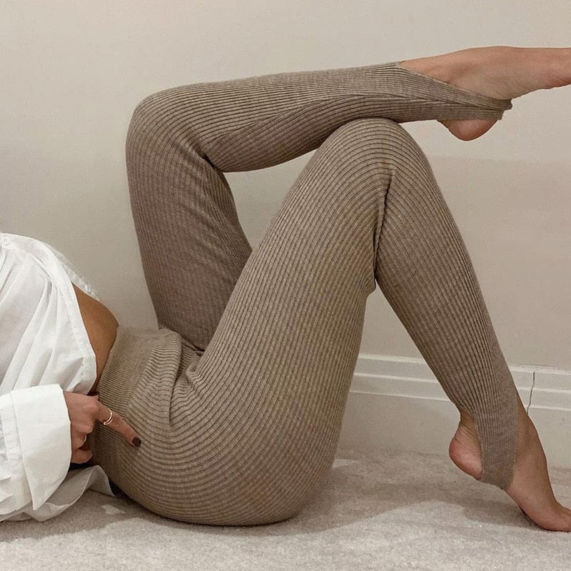 Femme portant un legging côtelé beige, allongée sur le sol, chemise blanche. Mode féminine, confort, style décontracté, tendance automne.