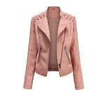 Veste en cuir rose pour femme avec fermeture éclair, détails matelassés et œillets décoratifs. Mode féminine, blouson tendance, style chic.