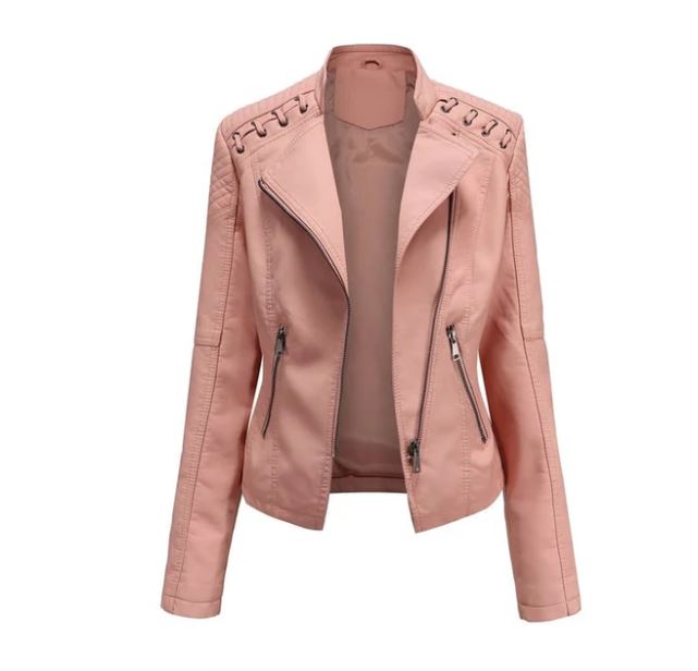 Veste en cuir rose pour femme avec fermeture éclair, détails matelassés et œillets décoratifs. Mode féminine, blouson tendance, style chic.