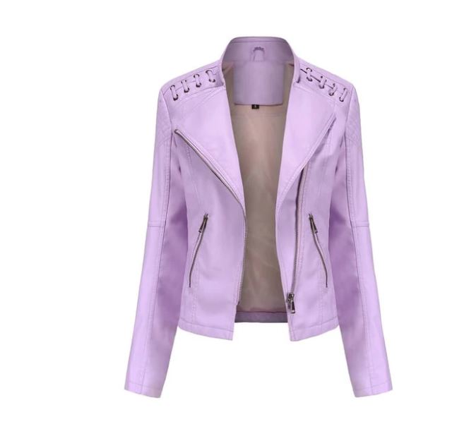 Veste en cuir violet clair pour femme avec fermeture éclair, détails cloutés aux épaules, style moderne et élégant. Mode féminine tendance.