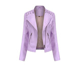 Veste en cuir violet clair pour femme avec fermeture éclair, détails cloutés aux épaules, style moderne et élégant. Mode féminine tendance.