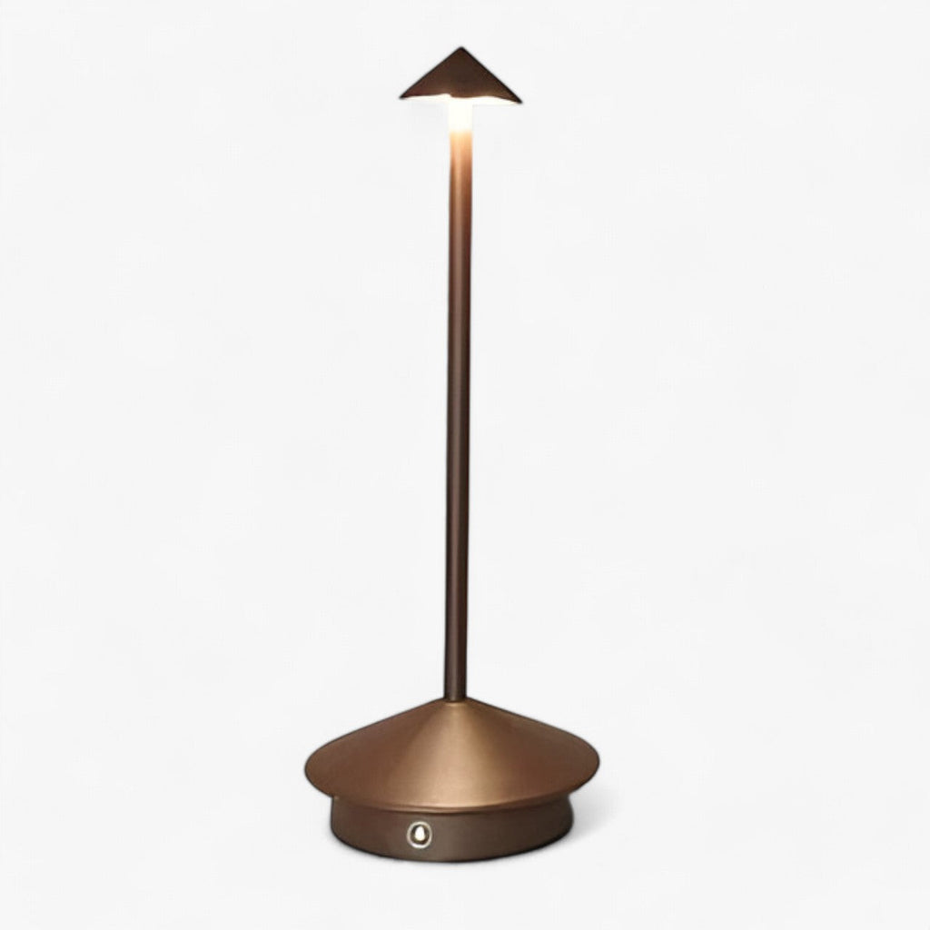 Lampe de table moderne en métal bronze, design minimaliste avec abat-jour conique, éclairage LED, idéale pour décoration intérieure contemporaine.