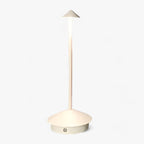 Lampe de table design moderne, blanche, avec abat-jour conique et base circulaire. Éclairage LED élégant pour bureau ou salon.