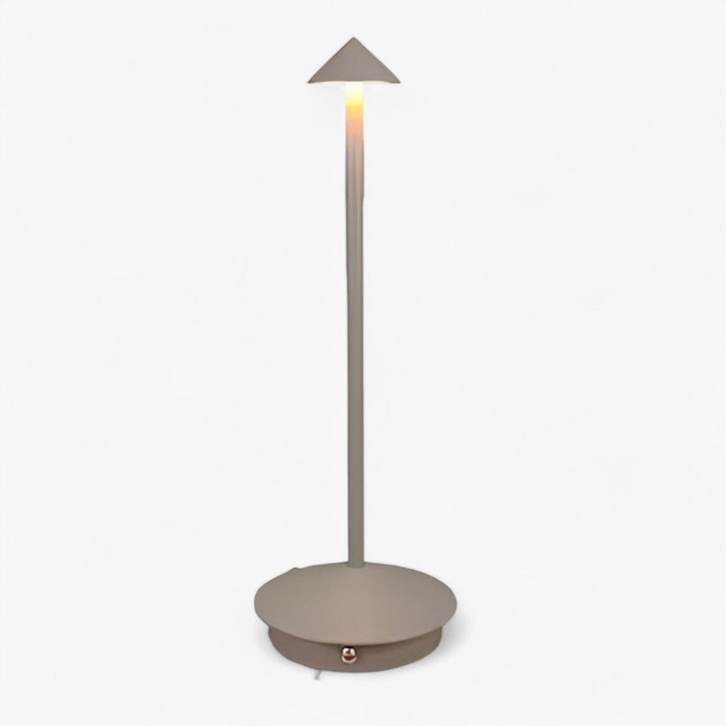 Lampe de table moderne en métal beige avec abat-jour conique, éclairage LED, design minimaliste, idéale pour décoration intérieure contemporaine.