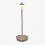 Lampe de table moderne en métal beige avec abat-jour conique, éclairage LED, design minimaliste, idéale pour décoration intérieure contemporaine.