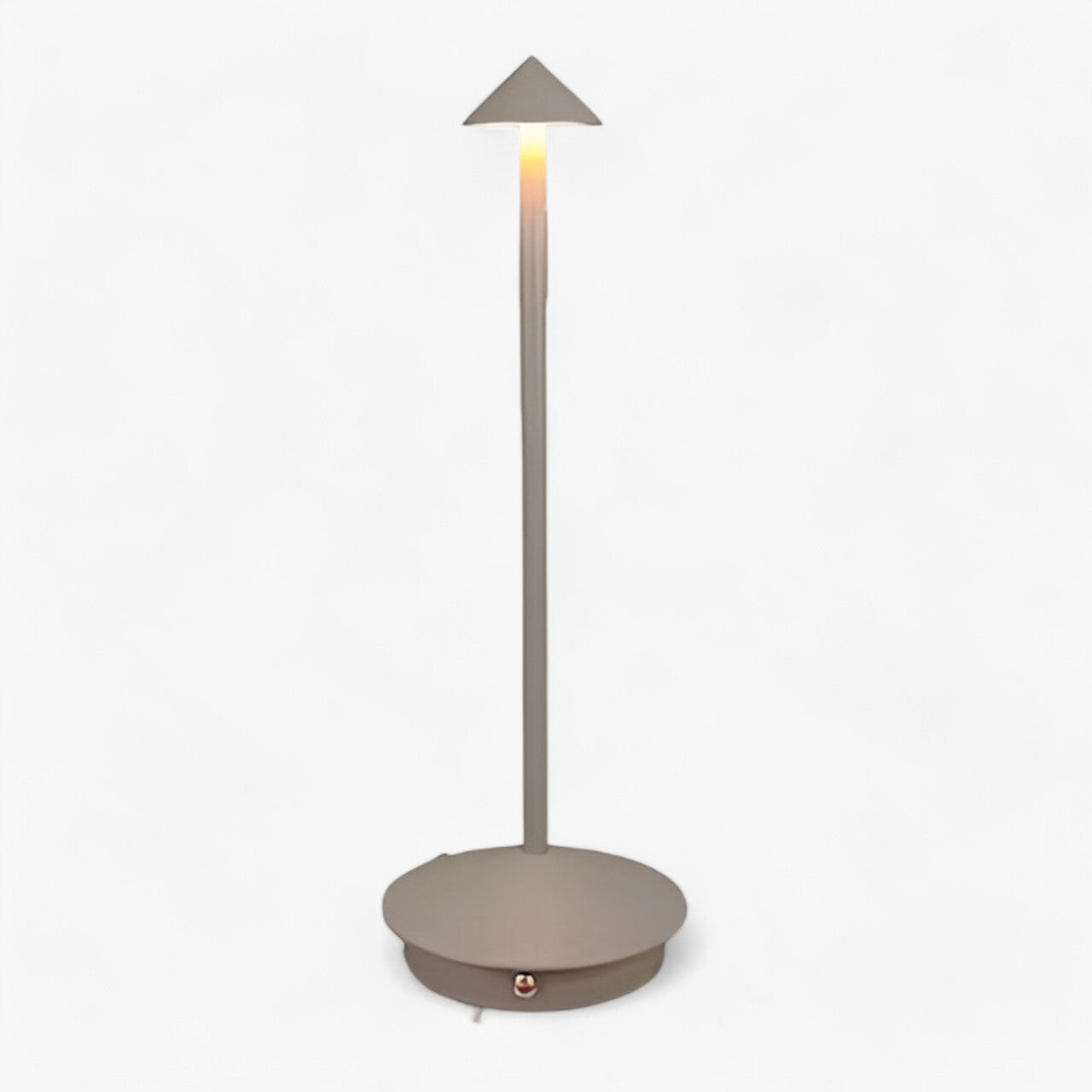 Lampe de table moderne en métal beige avec abat-jour conique, éclairage LED, design minimaliste, idéale pour décoration intérieure contemporaine.