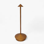 Lampe de table moderne en métal doré avec abat-jour conique, design minimaliste, éclairage d'intérieur élégant, décoration contemporaine.