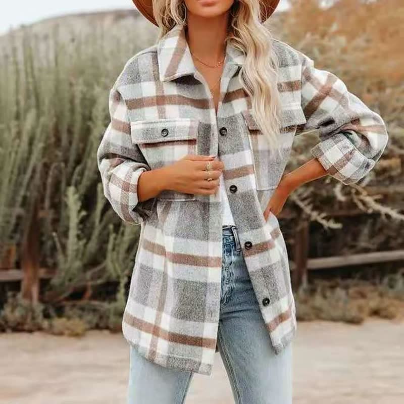 Femme portant une surchemise à carreaux marron et blanc, manches retroussées, en extérieur. Mode automne, style décontracté, tendance 2023.