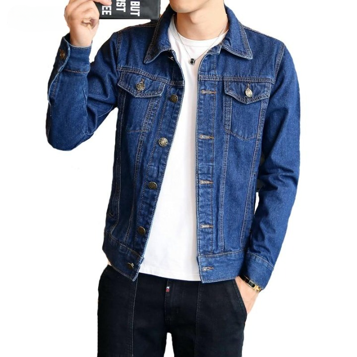 Veste en jean bleu pour homme, style décontracté, avec boutons métalliques, poches poitrine, portée sur un t-shirt blanc. Mode masculine tendance.