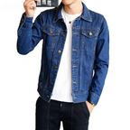 Veste en jean bleu pour homme, style décontracté, avec boutons métalliques, poches poitrine, portée sur un t-shirt blanc. Mode masculine tendance.