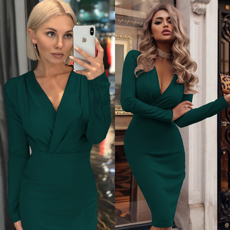 Robe moulante mi-longue à manches longues décolleté chic