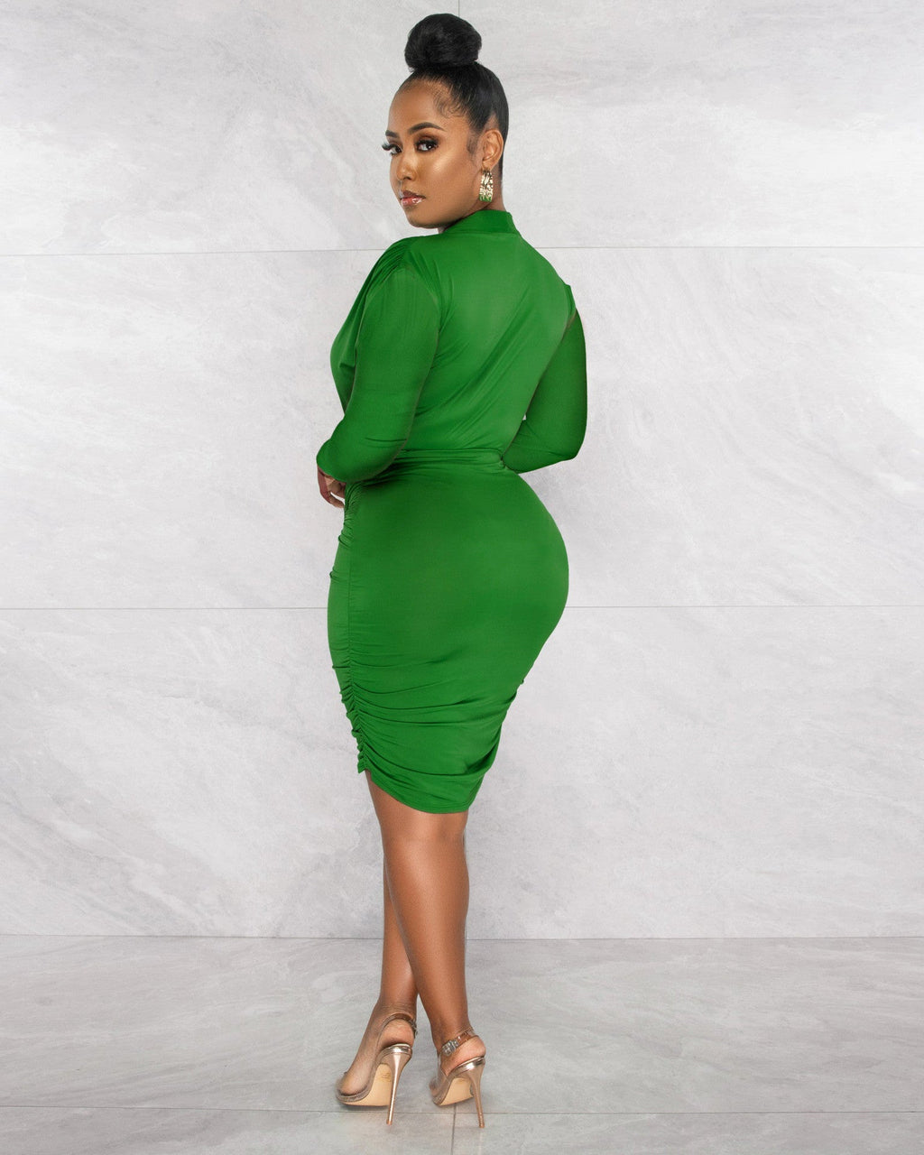 Robe courte serrée col plongeant manches longues automne et hiver sexy