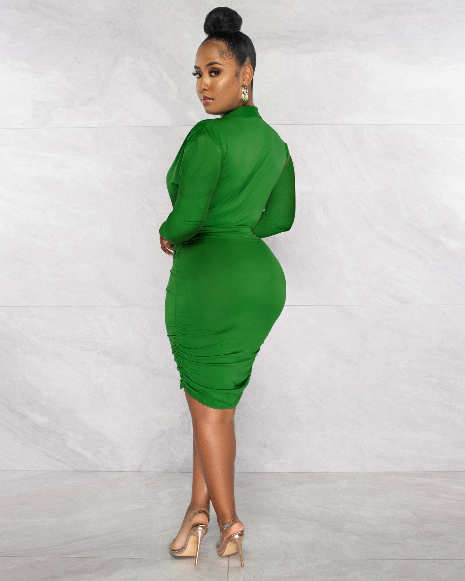 Robe courte serrée col plongeant manches longues automne et hiver sexy