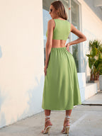 Robe mi-longue sans manches décolleté découpé asymétrique