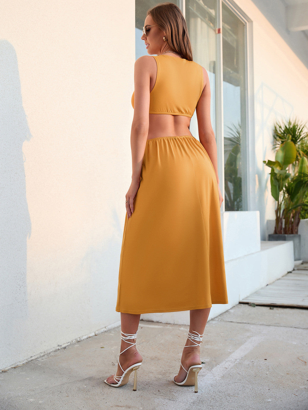 Robe mi-longue sans manches décolleté découpé asymétrique