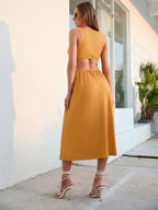 Robe mi-longue sans manches décolleté découpé asymétrique