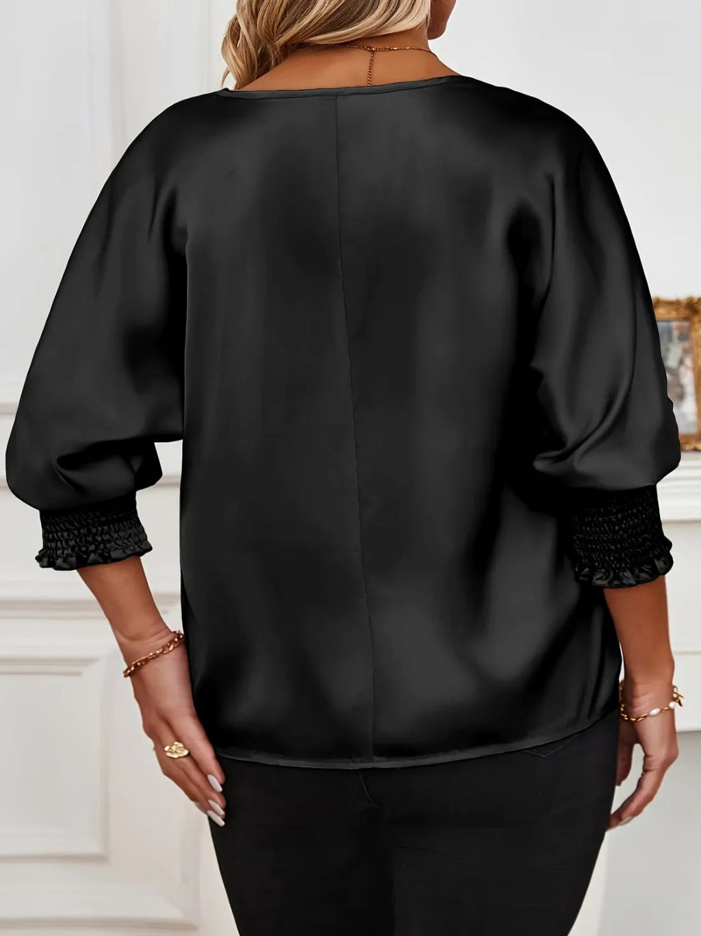 Chemise à manches longues en satin à col en V