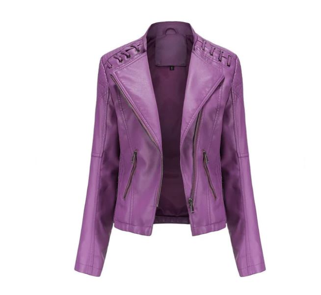 Veste en cuir violet pour femme avec fermeture éclair asymétrique et détails tressés sur les épaules, style moderne et tendance.