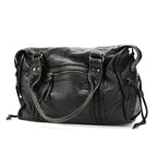 Sac à main en cuir noir élégant avec poches zippées, anses robustes et détails tressés. Accessoire mode femme chic et pratique.