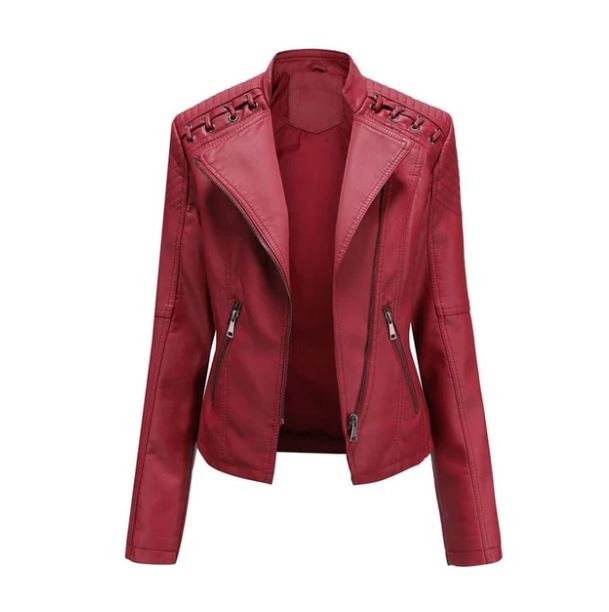 Veste en cuir rouge pour femme, style motard, avec fermetures éclair argentées et détails matelassés. Mode tendance, vêtement automne-hiver.