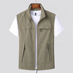 Gilet sans manches kaki pour homme sur cintre, avec fermeture éclair, poches zippées, porté sur t-shirt blanc. Mode masculine, vêtement décontracté.