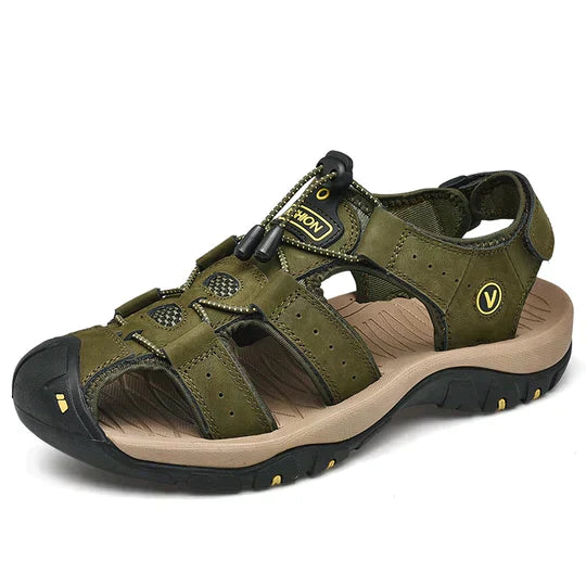 Sandale de randonnée pour homme en cuir vert olive, semelle antidérapante noire, fermeture à lacet élastique. Chaussure d'extérieur confortable et durable.