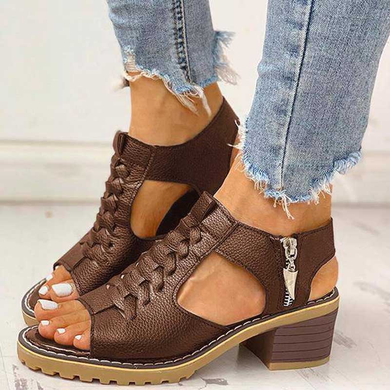 Sandales marron en cuir avec talon carré, fermetures éclair latérales, portées avec un jean déchiré. Chaussures d'été élégantes pour femmes.