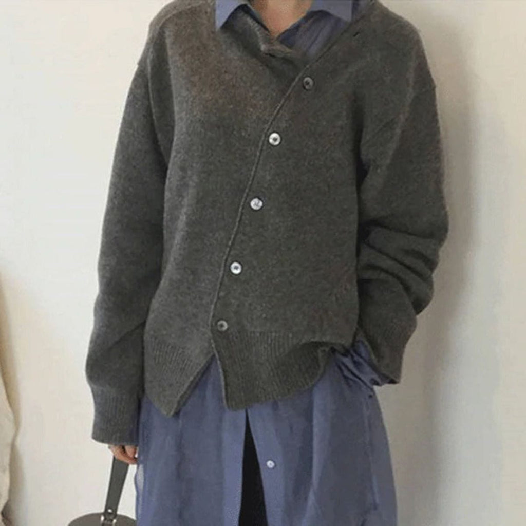 Femme portant un cardigan gris en laine sur une chemise bleue, style décontracté et élégant, mode automne-hiver, vêtements confortables et tendance.