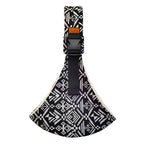 Housse de guitare acoustique noire et blanche avec motifs géométriques tribaux, sangle ajustable et fermeture à clip. Accessoire musical tendance.