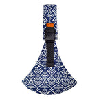 Housse de guitare bleue et blanche avec motifs géométriques, sangle ajustable et boucle noire. Accessoire musical tendance et pratique.