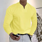 Homme en chemise jaune vif, manches longues, tenant un smartphone. Style moderne et décontracté, idéal pour mode masculine tendance.