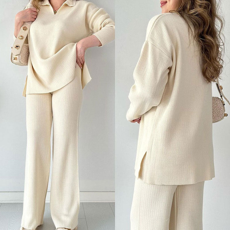 Femme portant un ensemble beige en maille côtelée, composé d'un pull à boutons et d'un pantalon ample. Mode automne-hiver, tenue confortable et élégante.